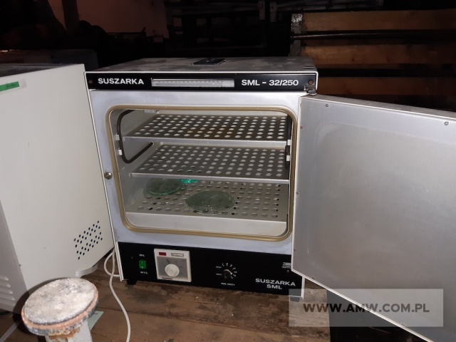 Sprzęt medyczny - pakiet zawierający 8 poz. asort. (wg oddzielnego wykazu), w tym m.in.: suszarki medyczne, cieplarka, stół antywibracyjny itp. 